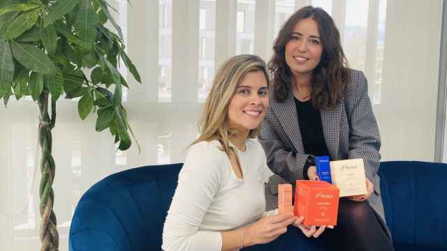 Mireia Roca y Cristina Martínez con los productos Domma.