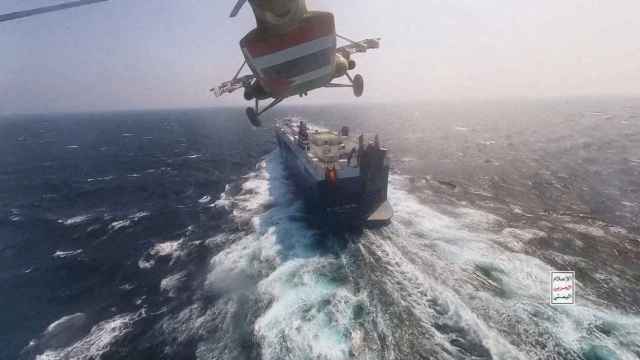 Un helicóptero militar hutí sobrevuela el carguero Galaxy Leader en el mar Rojo.