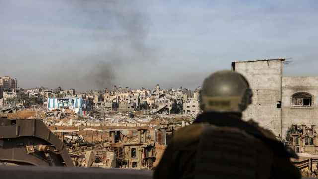 Soldados israelíes operan en Gaza.