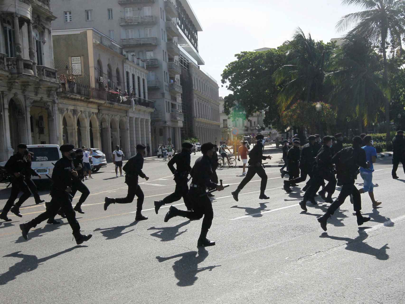 Agentes de la dictadura cubana reprimen las protestas contra el régimen.