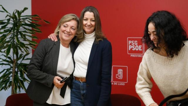 La concejala de Urbanismo en el Ayuntamiento de Lugo, Paula Alvarellos, acompaña a Lara Méndez el día que anunció su renuncia.