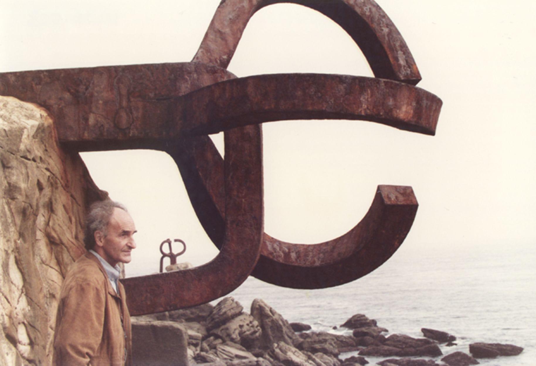 Eduardo Chillida junto a Peine del viento XV. Foto: Archivo Eduardo Chillida.