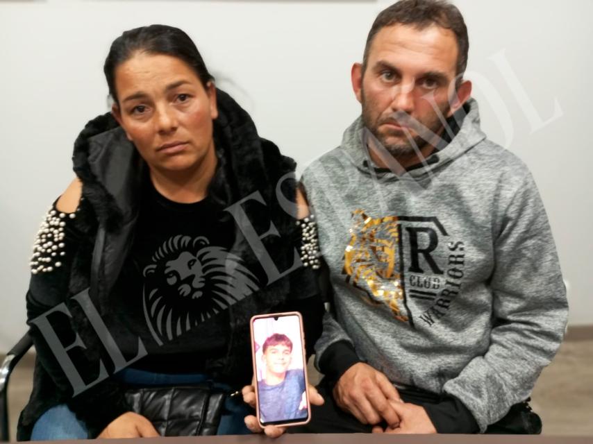 Miglena Petrova y Karsimir Nikolaev, este miércoles, completamente desolados, mostrando una foto de su hijo, Ivailo Petrov, desaparecido en el Mar Menor.