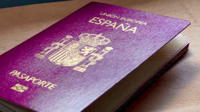 Un pasaporte español sobre una mesa