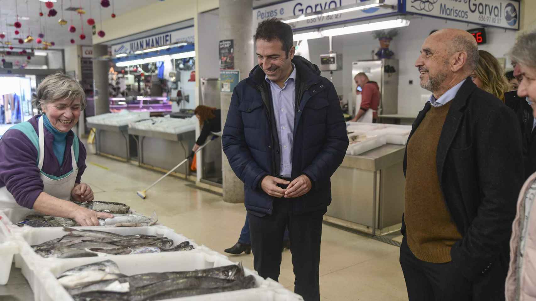 Visita de Alfonso Villares al mercado de A Pobra do Caramiñal el pasado 3 de enero.