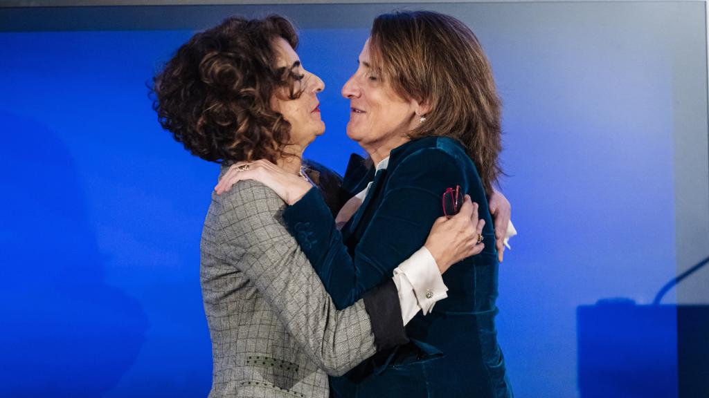 La vicepresidenta Primera del Gobierno y Ministra de Hacienda, María Jesús Montero (i) y la vicepresidenta Tercera del Gobierno y Ministra para la Transición Ecológica y el Reto Demográfico, Teresa Ribera (d), asisten a un desayuno informativo de Fórum Europa