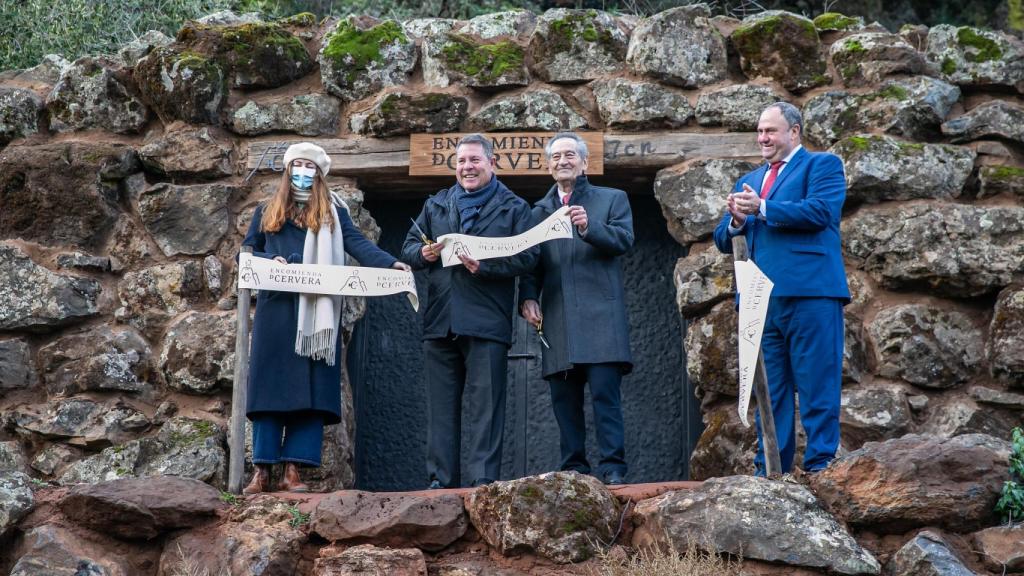 Emiliano García-Page presenta el nuevo vino de la finca “Encomienda de Cervera” en una gruta volcánica