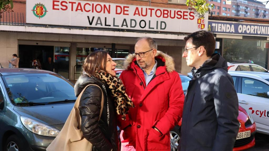 Laura Pelegrina, Juan Carlos Hernández y Pedro Herrero a las puertas de la Estación de Autobuses de Valladolid este jueves