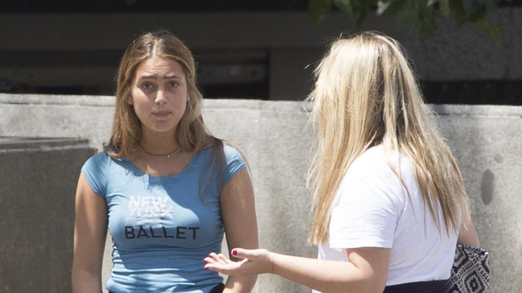 Isabel paseando por las calles de Madrid, junto a su hija, Mencía, en 2016.
