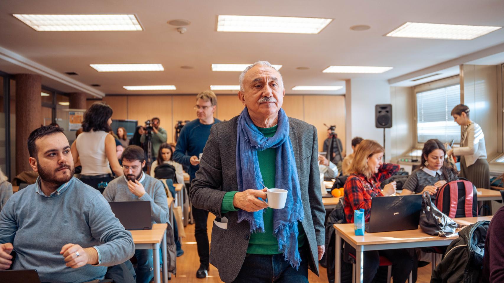 El secretario general de UGT, Pepe Álvarez (d), durante un desayuno informativo