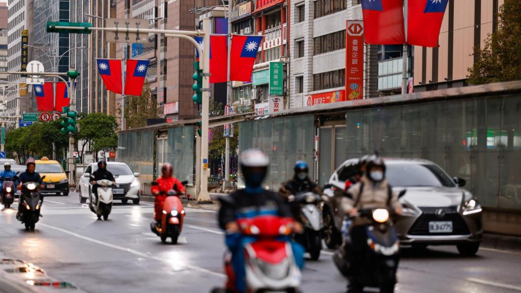 Las banderas de Taiwán se pueden ver en las calles de la ciudad de Taipei. Enero 2024.