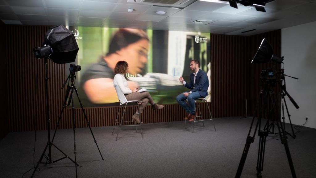 El alcalde de Arganda del Rey durante su entrevista en la plató de EL ESPAÑOL.