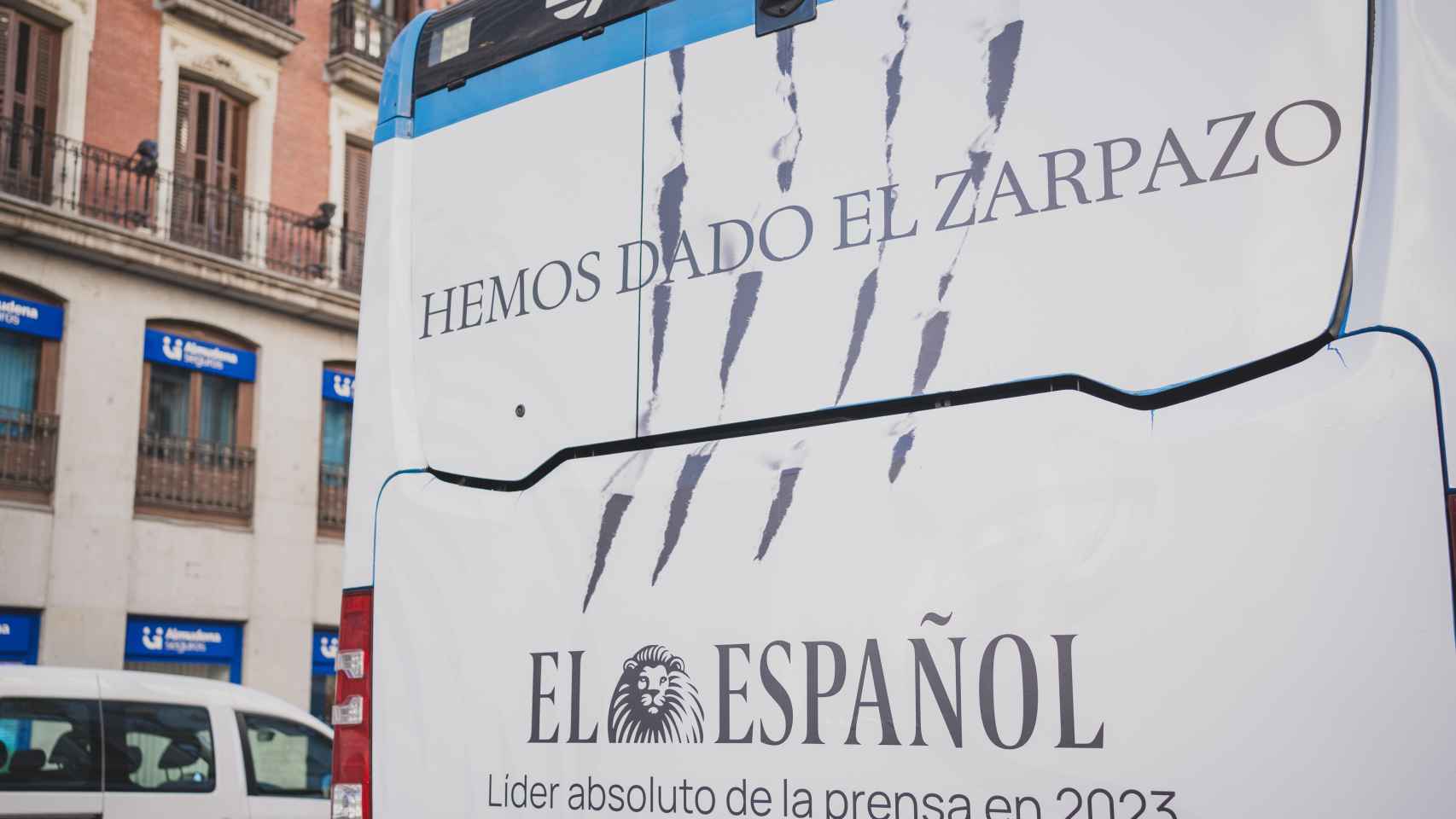 Campaña publicitaria de El Español en los autobuses: Hemos dado el zarpazo