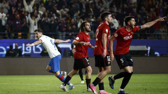 Lewandowski celebra su gol ante la protesta de los jugadores de Osasuna