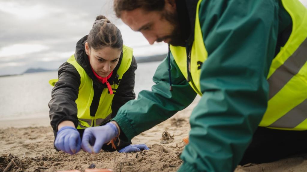 Voluntarios asisten a un cursillo de formación en la Noia (A Coruña)
