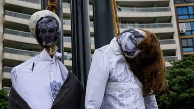 Muñecos de Cristina Férnandez de Kirchner y Alberto Fernández ahorcados en la plaza de Mayo