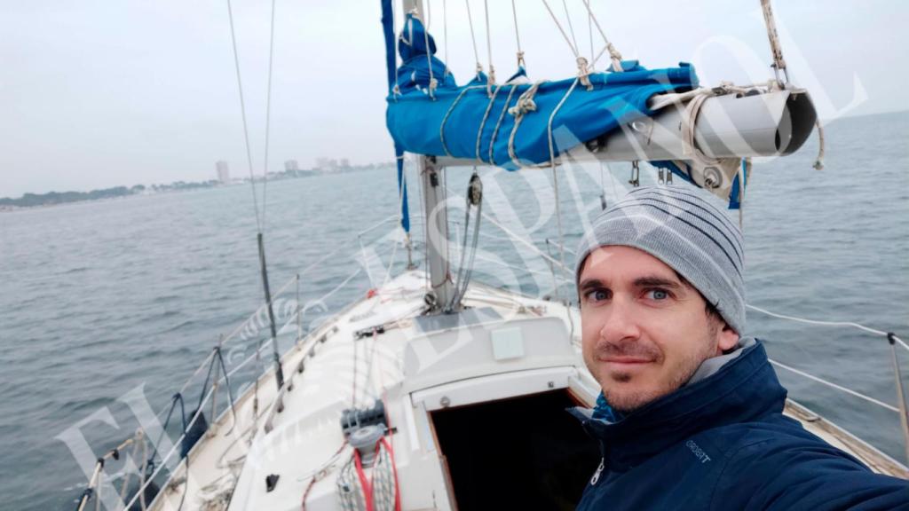 El agente Antonio Peñalver a bordo del velero Itaca II.