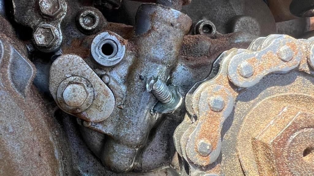Un tornillo alojado en la zona del motor de la moto de Javi Vega en el Rally Dakar 2024