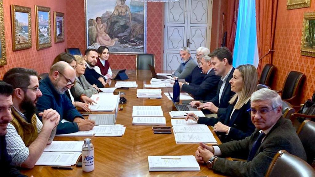 El concejal de Hacienda Toni Gallego, derecha, en la Comisión que ha aprobado los presupuestos municipales.