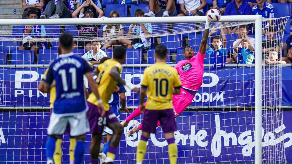 John Victor en el partido en el Carlos Tartiere contra el Real Oviedo