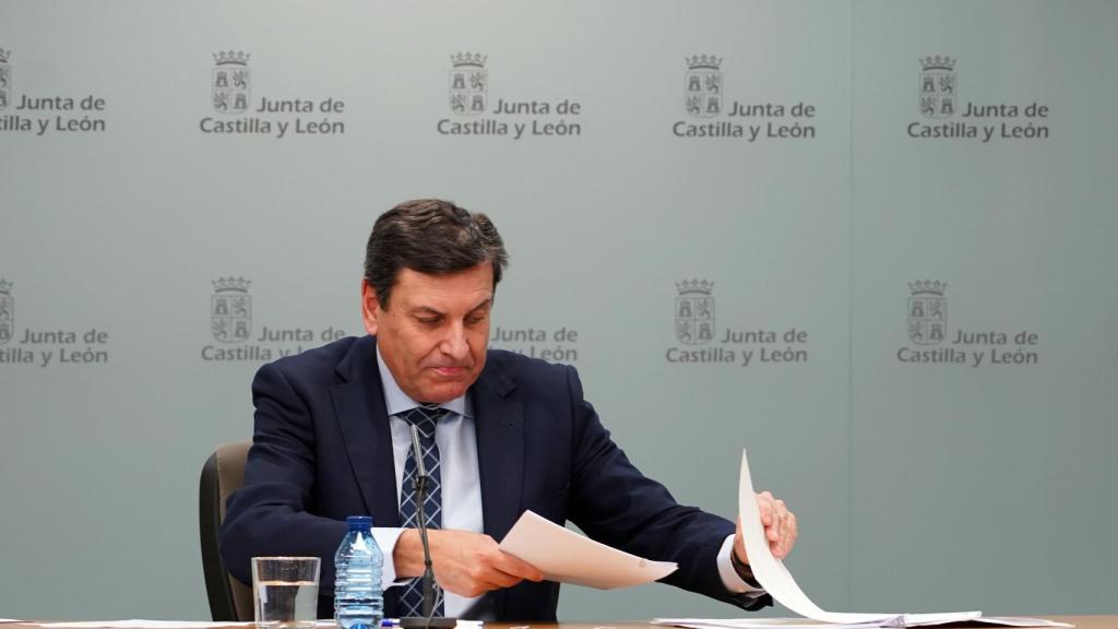 El consejero de Economía y Hacienda y portavoz, Carlos Fernández Carriedo, comparece en rueda de prensa posterior al Consejo de Gobierno