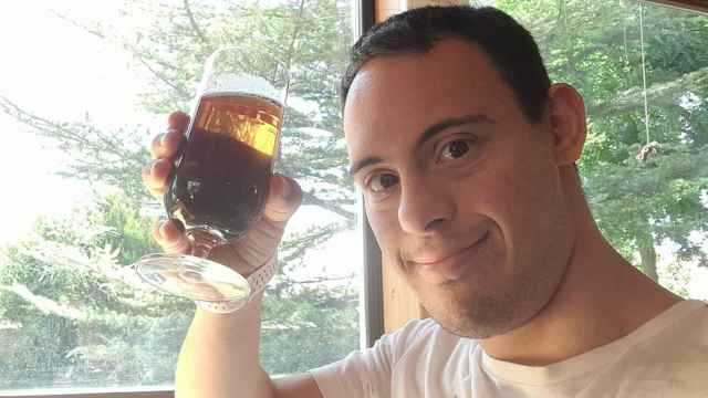Víctor disfrutando de una buena cerveza