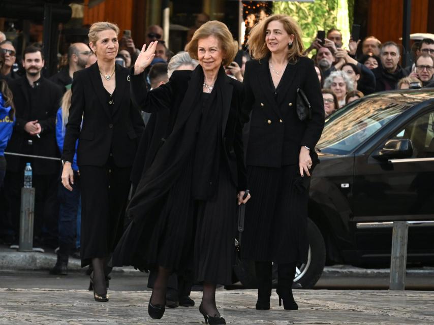 La Emérita y sus hijas en el funeral de Constantino de Grecia.