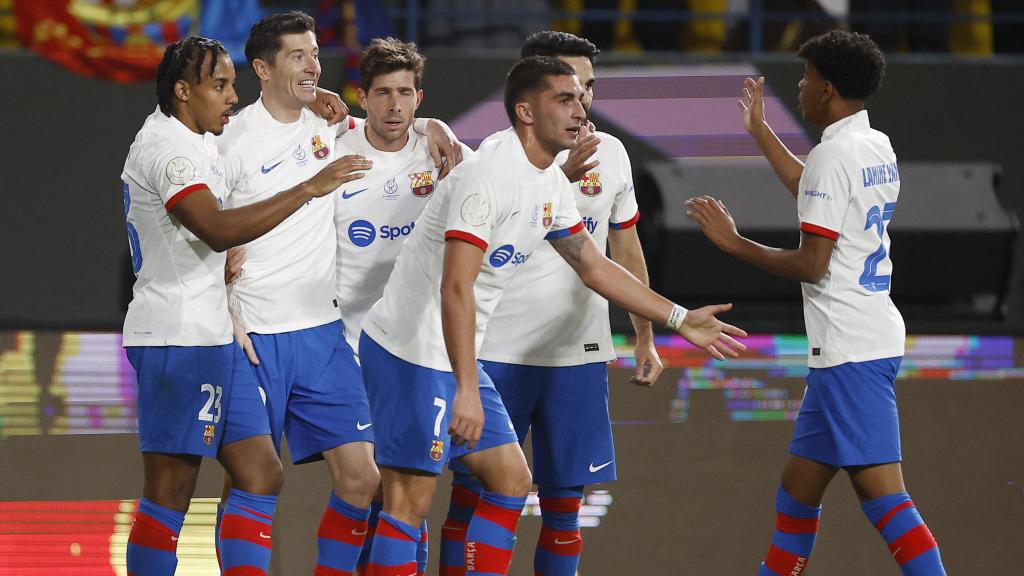 Los jugadores del Barça celebran el gol de Lewandowski