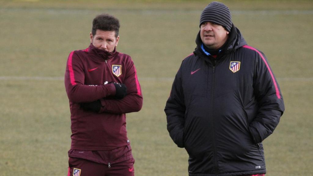 Simeone y 'El Mono' Burgos, durante un entrenamiento del Atlético de Madrid