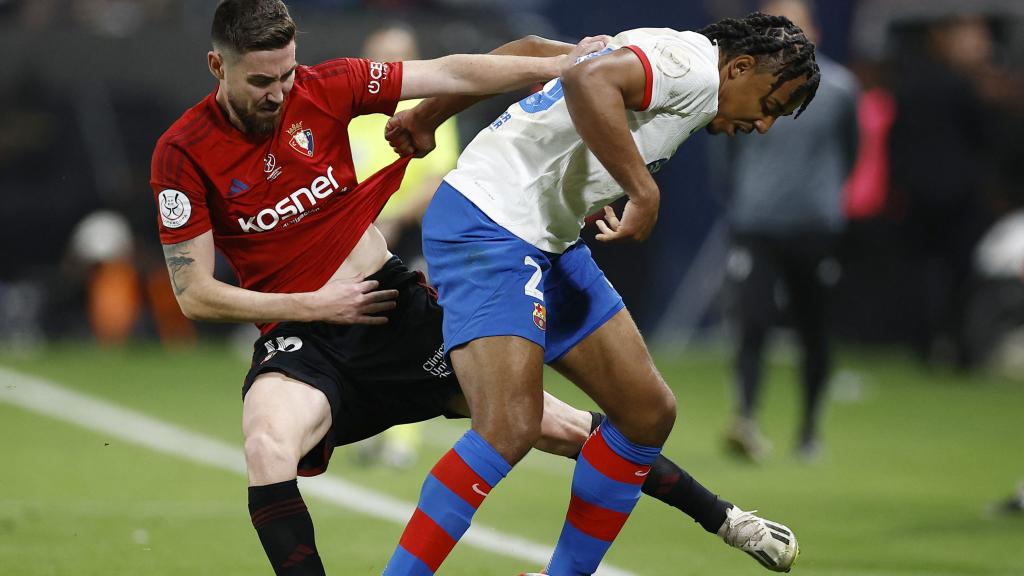 Moi Gómez y Jules Kounde pelean un balón