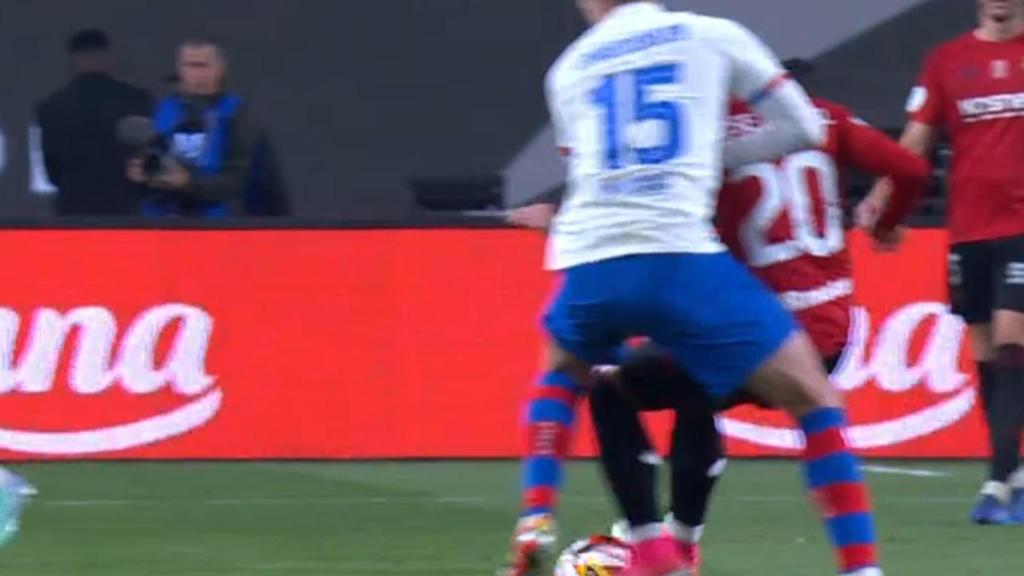 Osasuna reclama falta previa de Christensen en el gol de Lewandowski