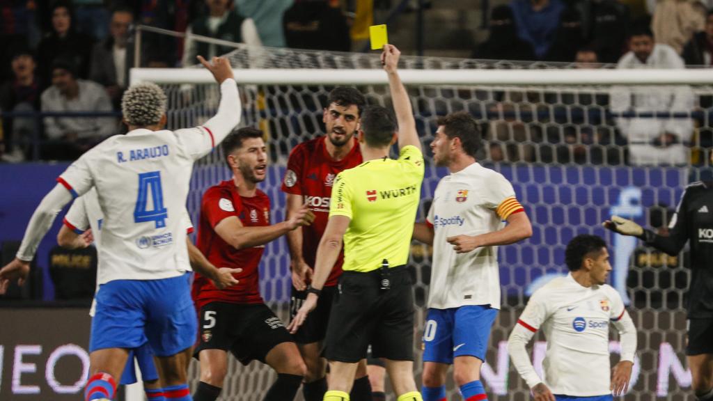 Muñiz Ruiz muestra una cartulina amarilla en el partido de la Supercopa.