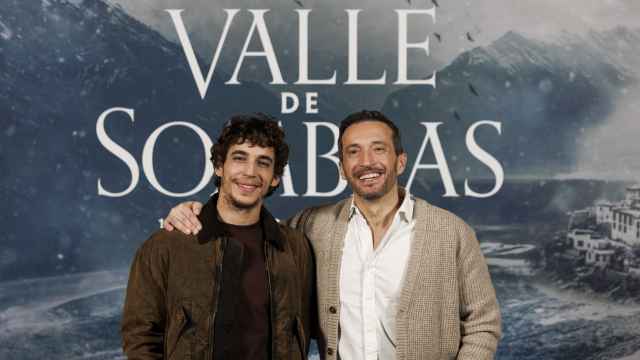 El cineasta Salvador Calvo (d) junto al actor Miguel Herrán, protagonista de la película 'Valle de sombras'. Foto: Sergio Pérez / EFE