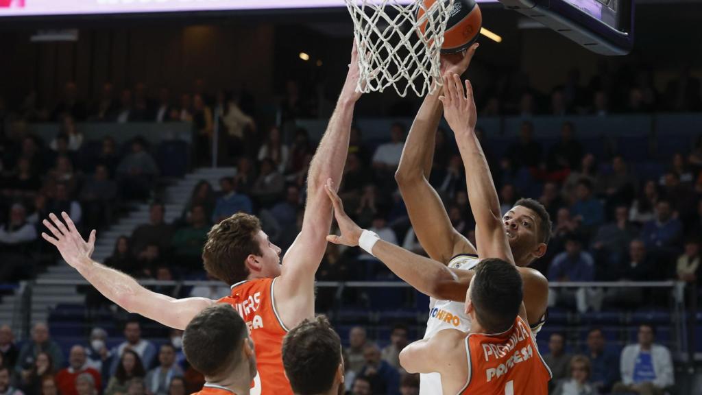 Tavares intenta anotar en el partido ante el Valencia.