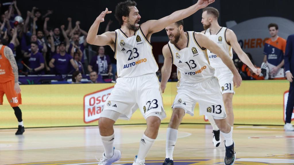 Llull celebra una canasta frente a Valencia Basket