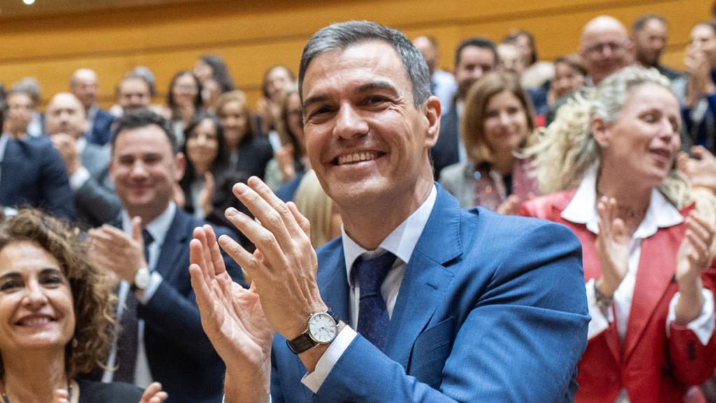 Pedro Sánchez junto a María Jesús Montero este miércoles en el Senado.