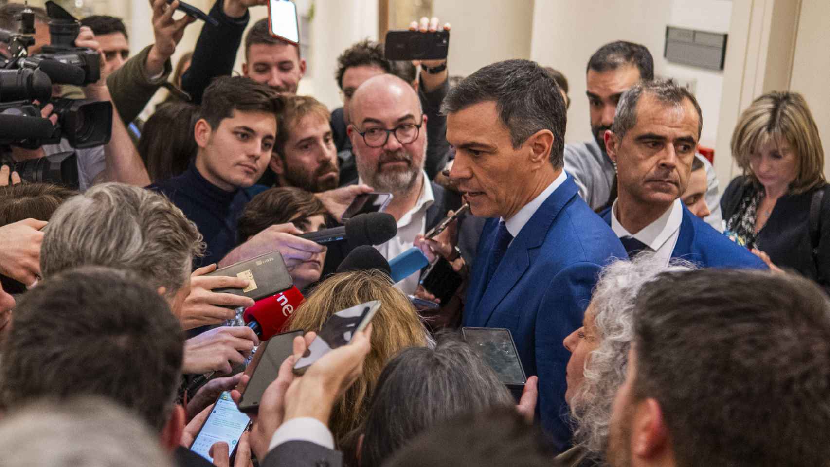 El presidente del Gobierno, Pedro Sánchez, atiende a los medios este miércoles en el Senado.