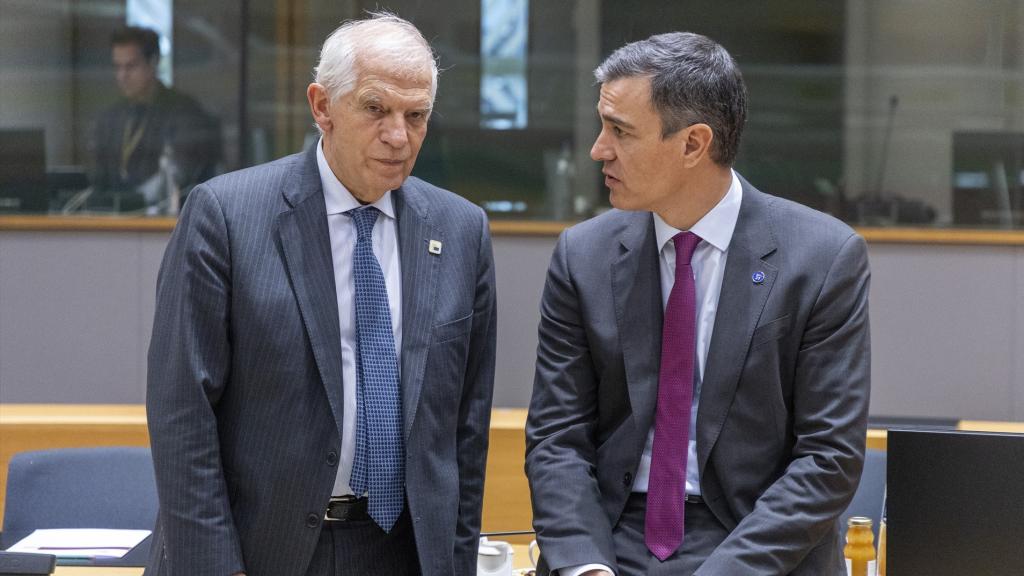 Josep Borrell y el presidente Pedro Sánchez, el pasado 14 de diciembre en Bruselas.