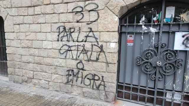 Pintada xenófoba en la puerta del restaurante italiano Marinella de Barcelona.