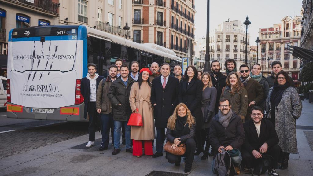 Pedro J. Ramírez, presidente ejecutivo y director de EL ESPAÑOL, Cruz Sánchez de Lara, vicepresidenta, y Mamen Vázquez, directora general, con el comité de dirección y miembros de la redacción del periódico.