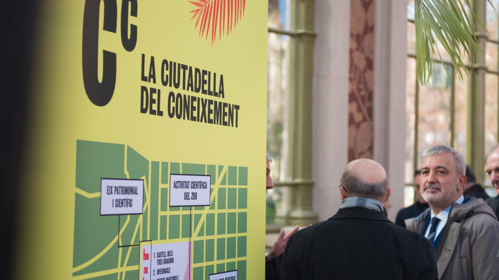 El alcalde, Jaume Collboni, junto con un panel explicativo del proyecto.