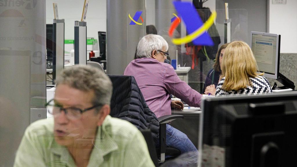 Varias personas son atendidas en la Agencia Tributaria para presentar la declaración de la renta correspondiente al ejercicio de 2022