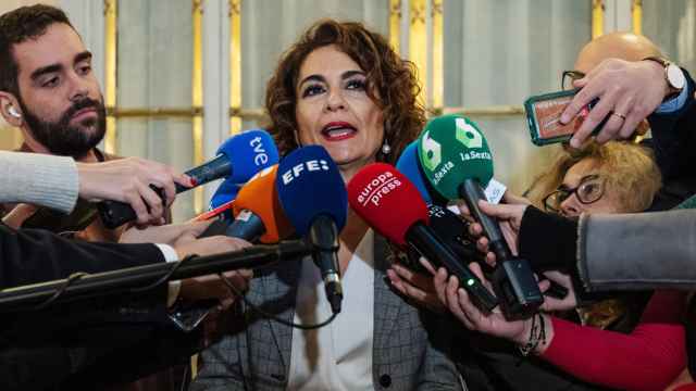 La vicepresidenta primera y ministra de Hacienda, María Jesús Montero, ofrece declaraciones a los medios durante un desayuno informativo de Fórum Europa.