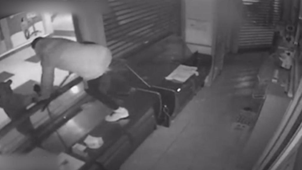 Uno de los detenidos, captado por una cámara de seguridad durante un golpe.