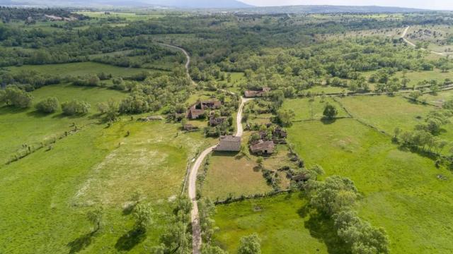 Conoce cuál es la aldea cerca de Madrid que se vende por 100.000 euros: tiene 12 casas y está en plena naturaleza.