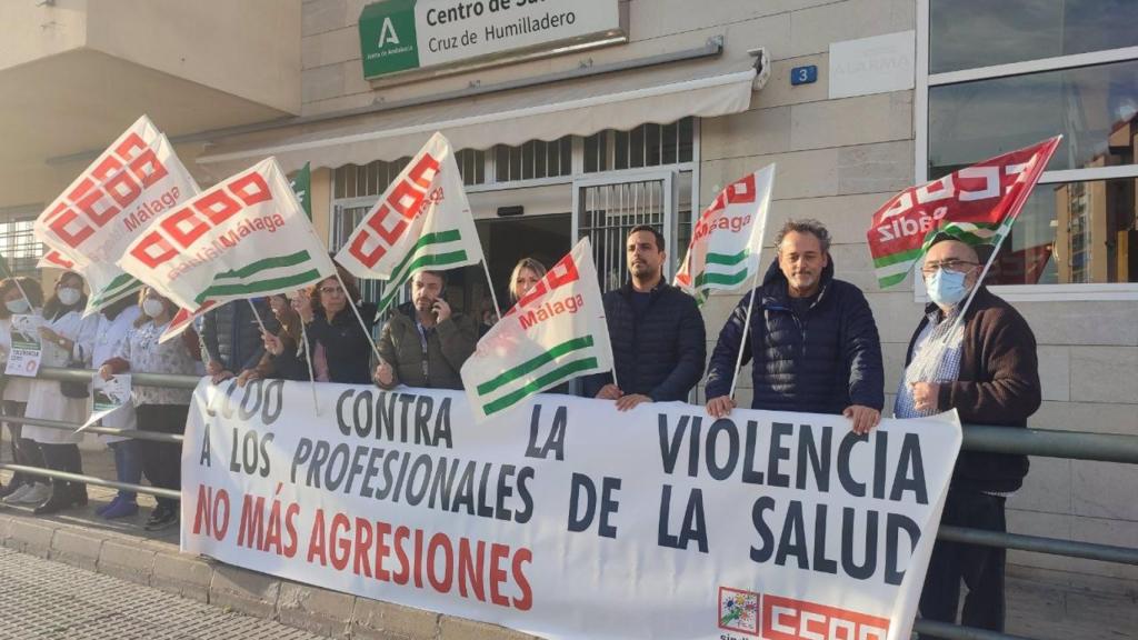 Protesta a las puertas del centro de salud.