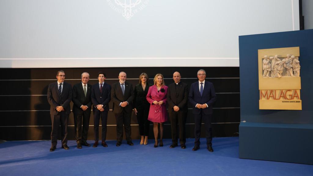 Foto de familia tras la presentación del acto.