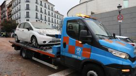 Un coche es retirado por una grúa.