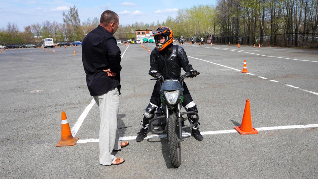 Motorista dando clases.