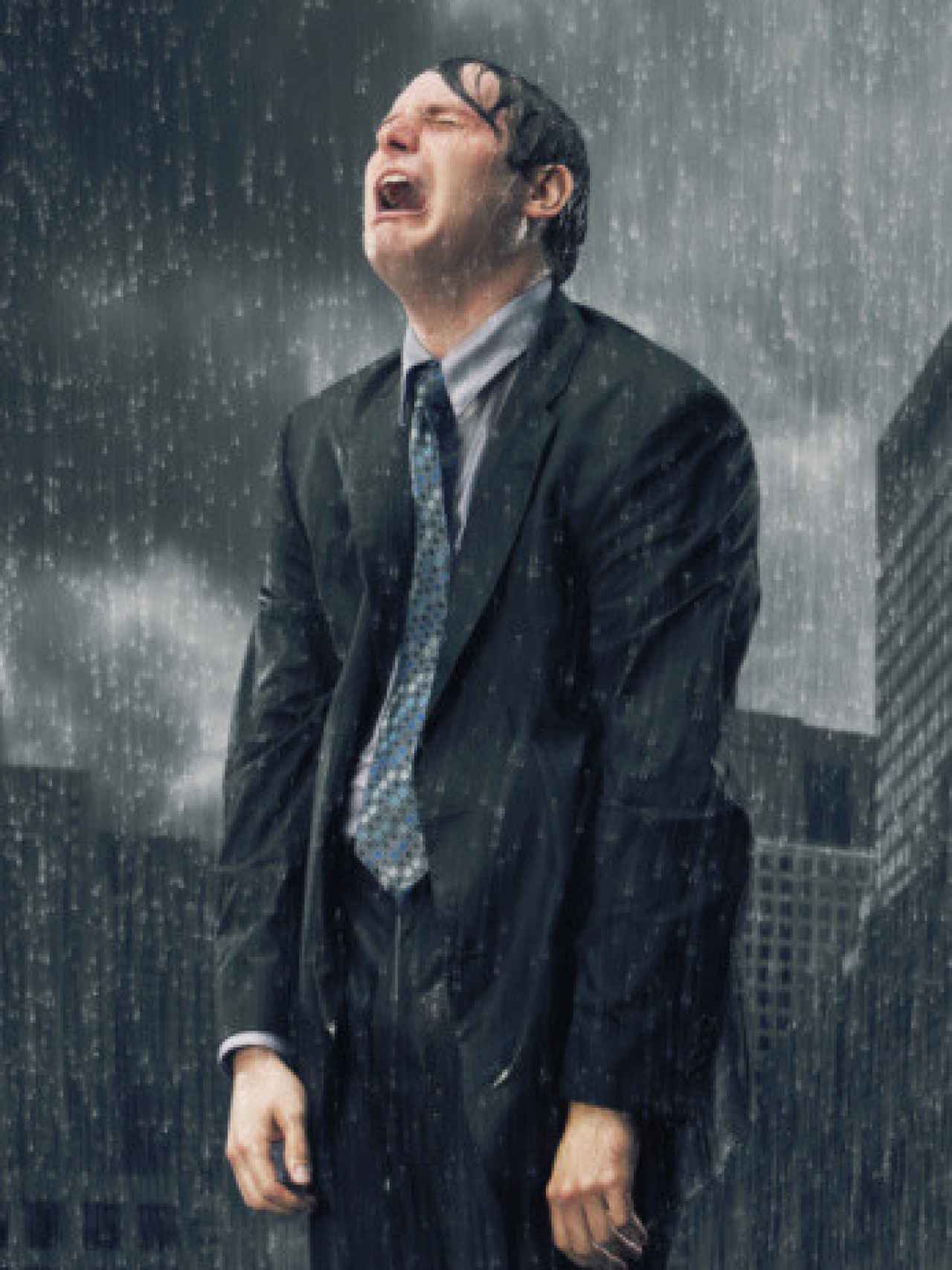Un hombre llorando bajo la lluvia.